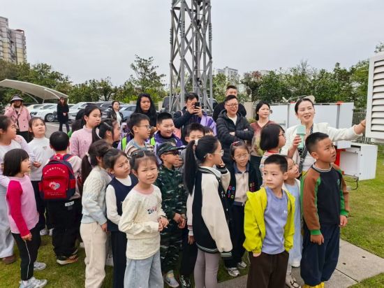 图为开展气象知识科普体验活动。 长寿区委统战部 供图 图为开展气象知识科普体验活动。 长寿区委统战部 供图