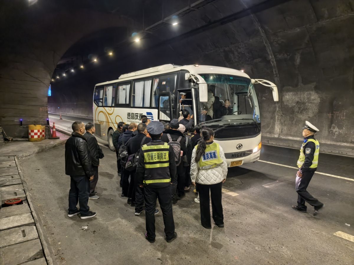 图为相关部门正在转运乘客。重庆交通执法部门供图 图为相关部门正在转运乘客。重庆交通执法部门供图