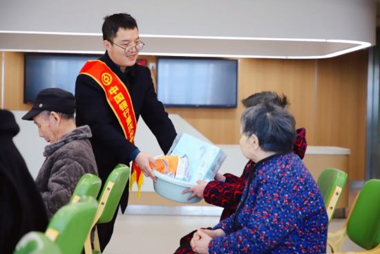 图为志愿者们走进敬老院。 图为志愿者们走进敬老院。