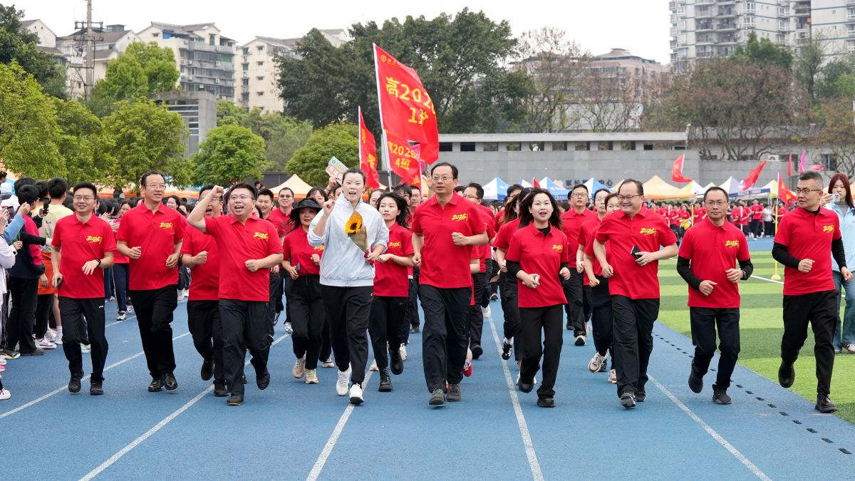 ͼΪ���ϴ�ѧ���������ڱ�Ļʽ�ϣ���ѩ���������ܡ�У����ͼ