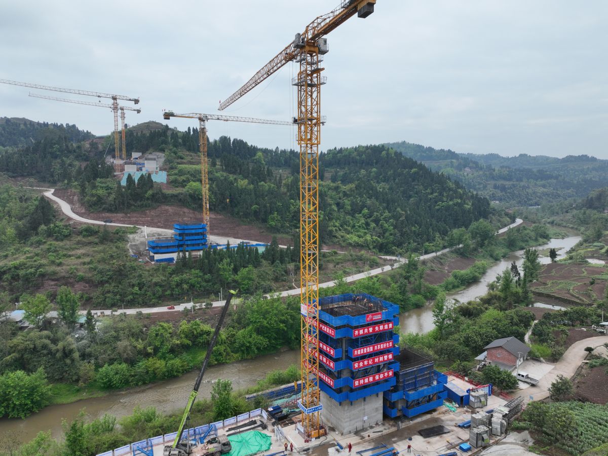 图为垫丰武高速渠溪河特大桥建设现场。(无人机照片)张旭 摄 图为垫丰武高速渠溪河特大桥建设现场。(无人机照片)张旭 摄