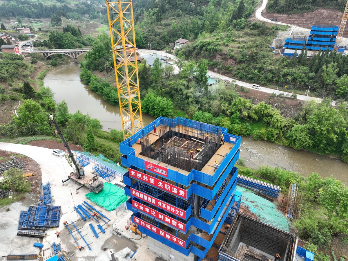 图为垫丰武高速渠溪河特大桥施工现场。(无人机照片)张旭 摄 图为垫丰武高速渠溪河特大桥施工现场。(无人机照片)张旭 摄