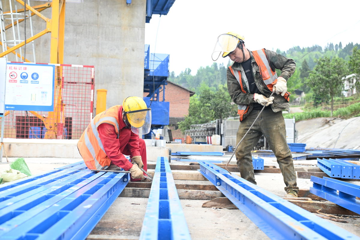 图为工人正在施工。张旭 摄 图为工人正在施工。张旭 摄