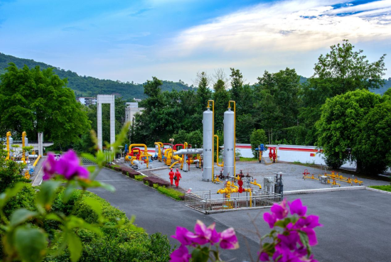 图为卧龙河集气总站员工巡检。程红 摄 图为卧龙河集气总站员工巡检。程红 摄