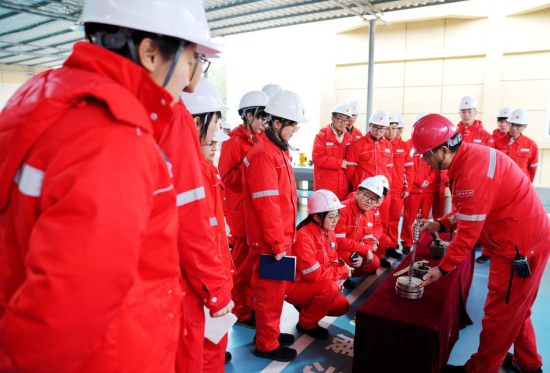 图为胡波为新员工讲解培训。张瑞 摄 图为胡波为新员工讲解培训。张瑞 摄