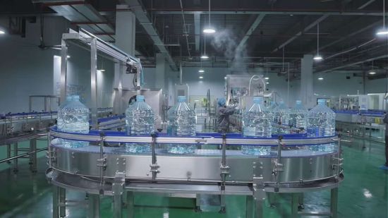 图为酉阳“800源”车间内,整齐排列的瓶装水在传送带上高效运转。喻琳 摄 图为酉阳“800源”车间内,整齐排列的瓶装水在传送带上高效运转。喻琳 摄