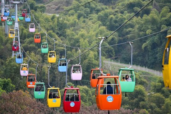 图为美心红酒小镇的索道。美心红酒小镇 供图 图为美心红酒小镇的索道。美心红酒小镇 供图