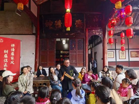 图为孩子们了解安居籍清代翰林王恕的家风故事。铜梁区委宣传部 供图 图为孩子们了解安居籍清代翰林王恕的家风故事。铜梁区委宣传部 供图