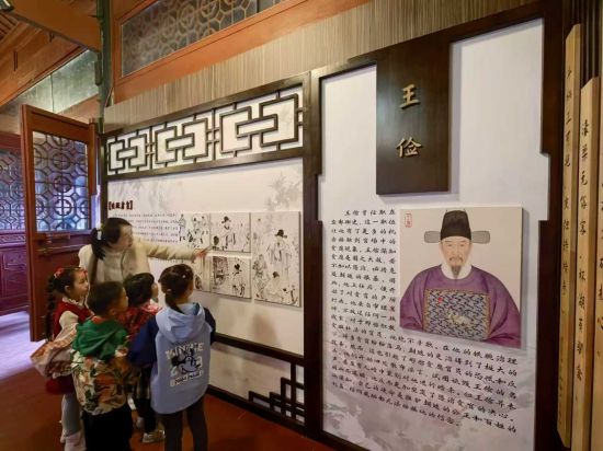 图为孩子们了解安居籍清代翰林王恕的家风故事。铜梁区委宣传部 供图 图为孩子们了解安居籍清代翰林王恕的家风故事。铜梁区委宣传部 供图