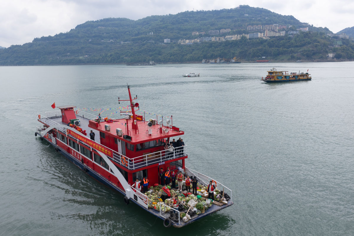 图为“新渝忠客2180”首航期间,海巡艇在相关水域“守护”。何蓬磊 摄 图为“新渝忠客2180”首航期间,海巡艇在相关水域“守护”。何蓬磊 摄