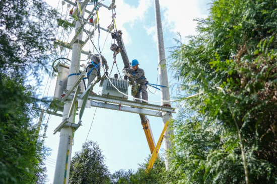 ͼΪ����Ա�������±�ѹ������Ҧ�� ��