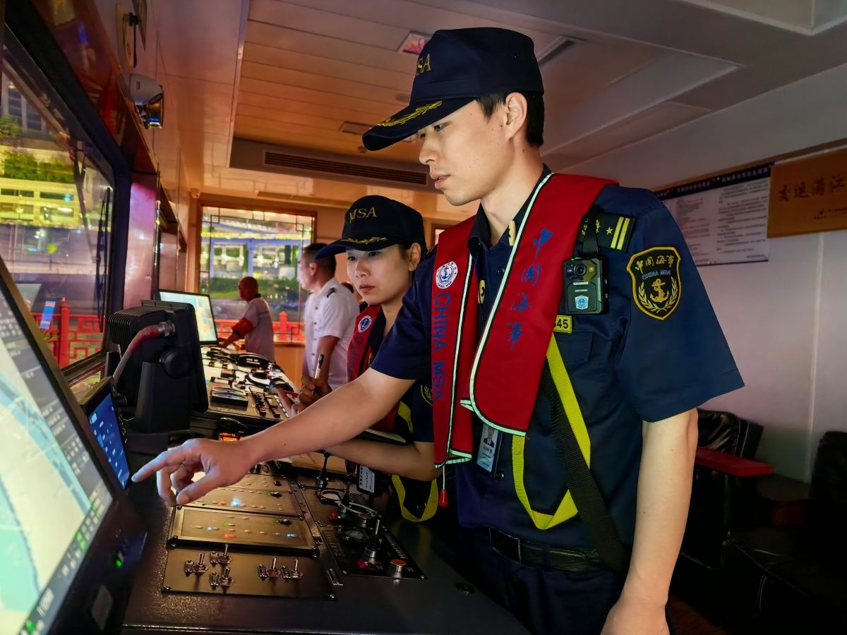 图为重庆海事局执法人员对船舶进行检查。重庆海事局 供图 图为重庆海事局执法人员对船舶进行检查。重庆海事局 供图