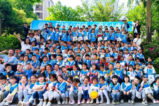 图为参与重庆江津春日研学公益课堂的小志愿者合影) 图为参与重庆江津春日研学公益课堂的小志愿者合影)