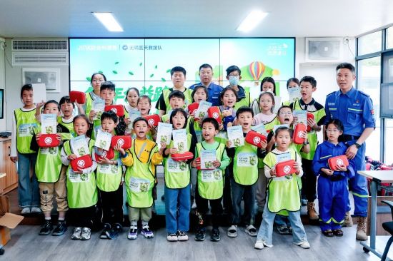 图为无锡志愿者们来到蓝天救援队训练基地学习。 图为无锡志愿者们来到蓝天救援队训练基地学习。