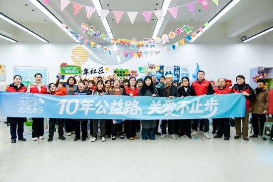 图为安徽合肥邦泰科技城小区组织的长者关爱行动。 图为安徽合肥邦泰科技城小区组织的长者关爱行动。