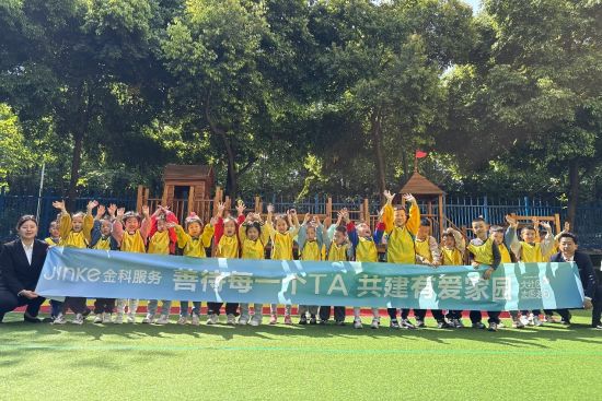 图为重庆小志愿者们参与萌宠关爱行动的合影。 图为重庆小志愿者们参与萌宠关爱行动的合影。