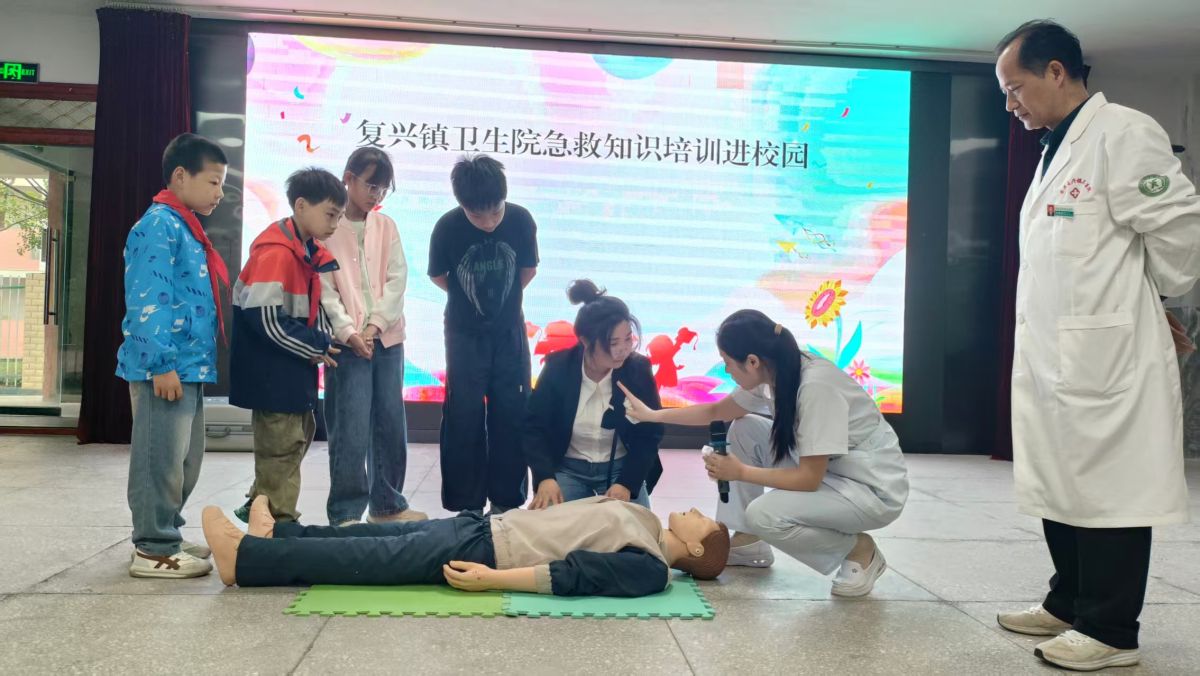 图为防溺水急救知识培训活动现场。活动主办方供图 图为防溺水急救知识培训活动现场。活动主办方供图