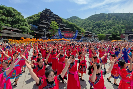 图为重庆彭水,苗乡儿女载歌载舞欢度踩花山节(资料图)。何蓬磊 摄 图为重庆彭水,苗乡儿女载歌载舞欢度踩花山节(资料图)。何蓬磊 摄