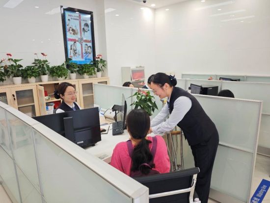 建行重庆南坪茶园支行为前来办理业务的残疾客户开辟“一对一”专属服务通道 建行重庆南坪茶园支行为前来办理业务的残疾客户开辟“一对一”专属服务通道