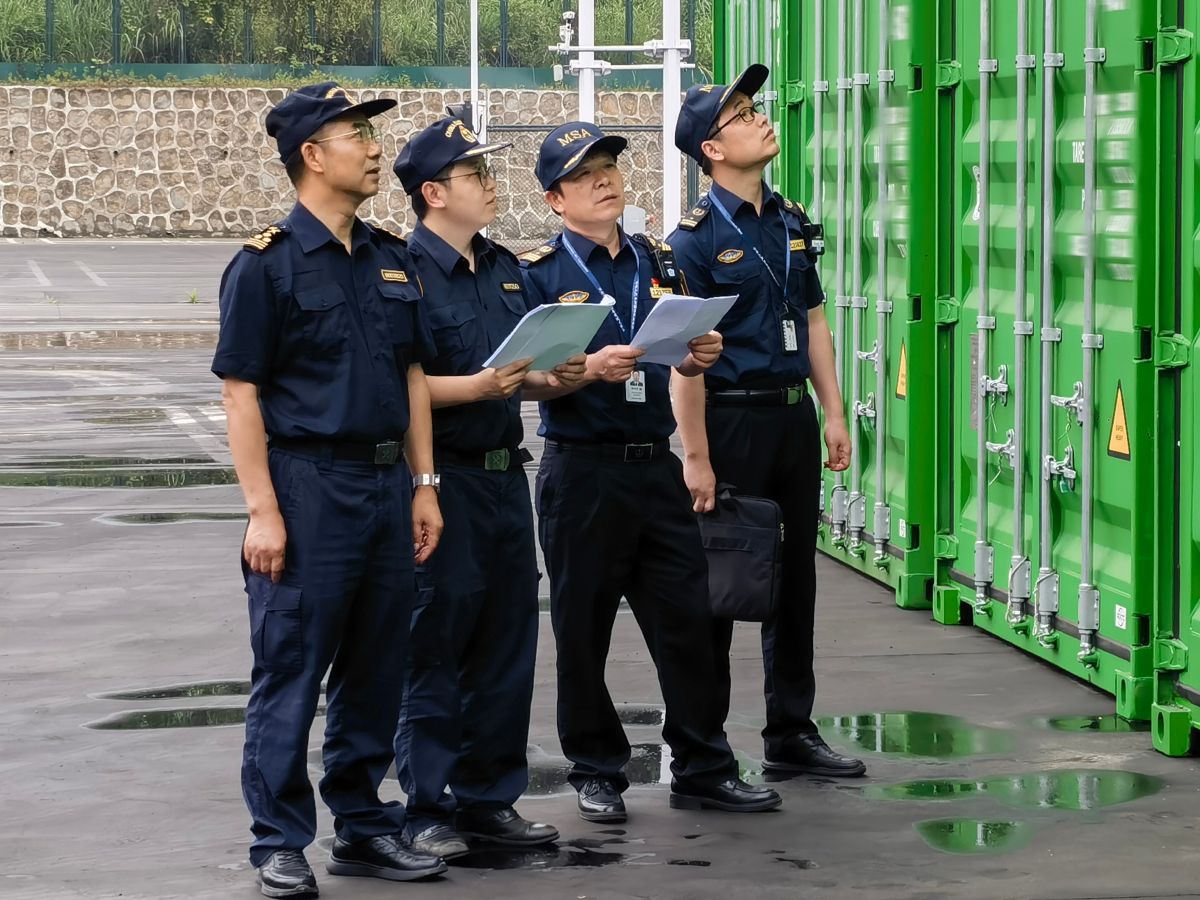 图为海事部门与海关部门对现场开展联合检查。重庆海事局 供图 图为海事部门与海关部门对现场开展联合检查。重庆海事局 供图
