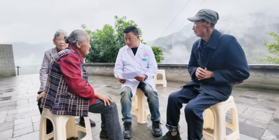图为冷小坚医生为居民解读体检报告。刘国珍 摄 图为冷小坚医生为居民解读体检报告。刘国珍 摄