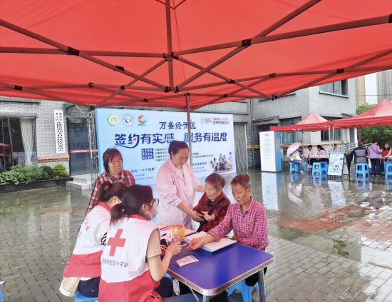 图为东林街道黑山镇医联体家庭医生团队为辖区居民测量量血压和血糖。刘国珍 摄 图为东林街道黑山镇医联体家庭医生团队为辖区居民测量量血压和血糖。刘国珍 摄