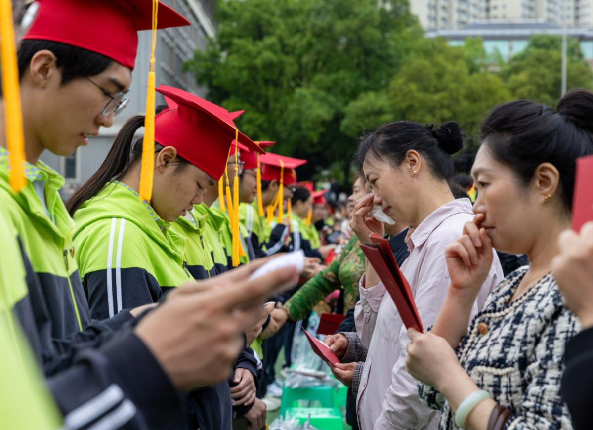 图为学生与家长互读家书。重庆市南川中学校供图 图为学生与家长互读家书。重庆市南川中学校供图