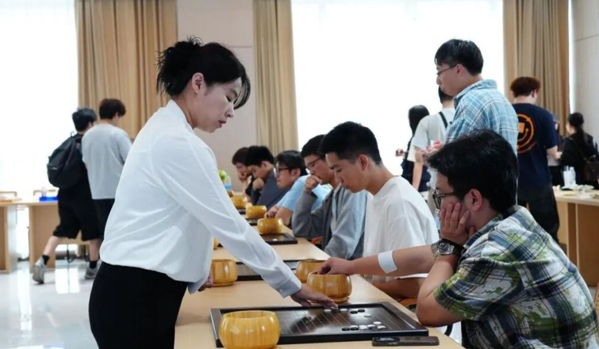 图为中国围棋职业四段棋手王祥云与选手进行“围棋车轮战”。重庆移通学院供图 图为中国围棋职业四段棋手王祥云与选手进行“围棋车轮战”。重庆移通学院供图