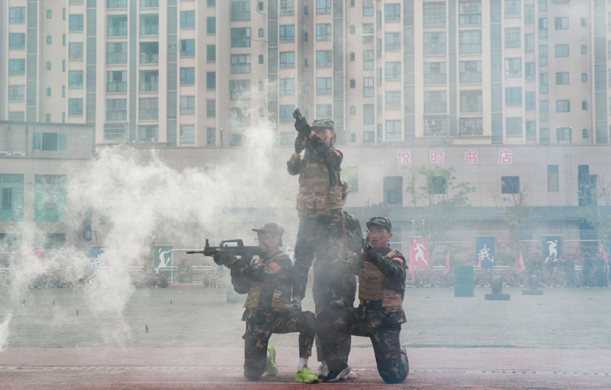 图为江津双福中学初2025级开展国防教育暨行为规范训练。江津双福中学供图 图为江津双福中学初2025级开展国防教育暨行为规范训练。江津双福中学供图