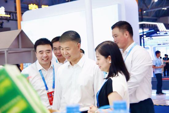 图为丰都县委书记张继军在第八届中国西部国际投资贸易洽谈会丰都展馆巡馆。马佳欣 摄 图为丰都县委书记张继军在第八届中国西部国际投资贸易洽谈会丰都展馆巡馆。马佳欣 摄