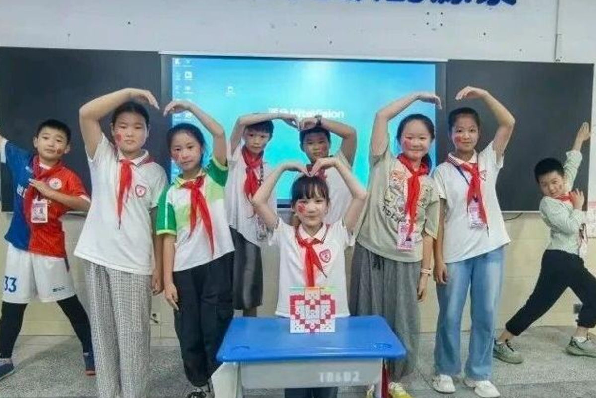 图为学生们用魔方表达爱国之情。丰都县融智学校供图 图为学生们用魔方表达爱国之情。丰都县融智学校供图