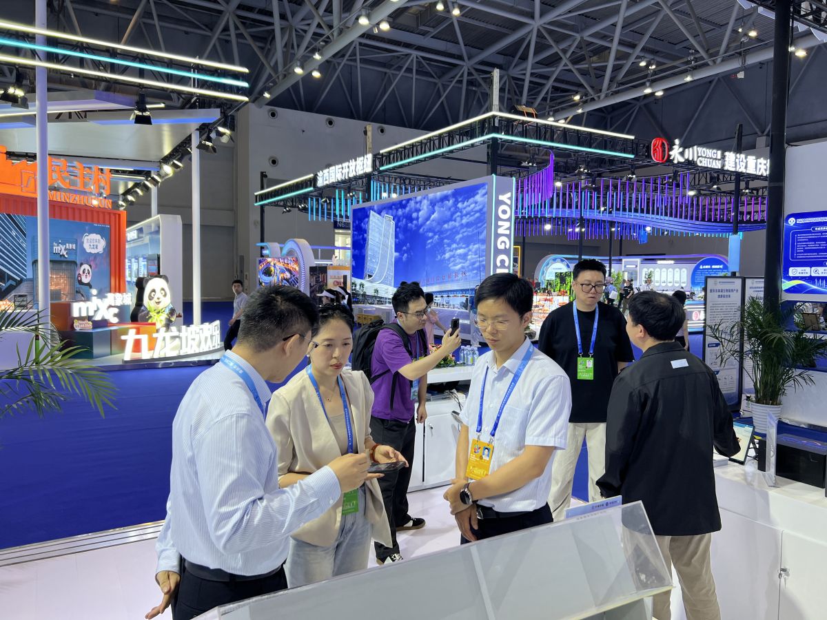 图为展区吸引民众参观。中新网记者 钟旖摄 图为展区吸引民众参观。中新网记者 钟旖摄