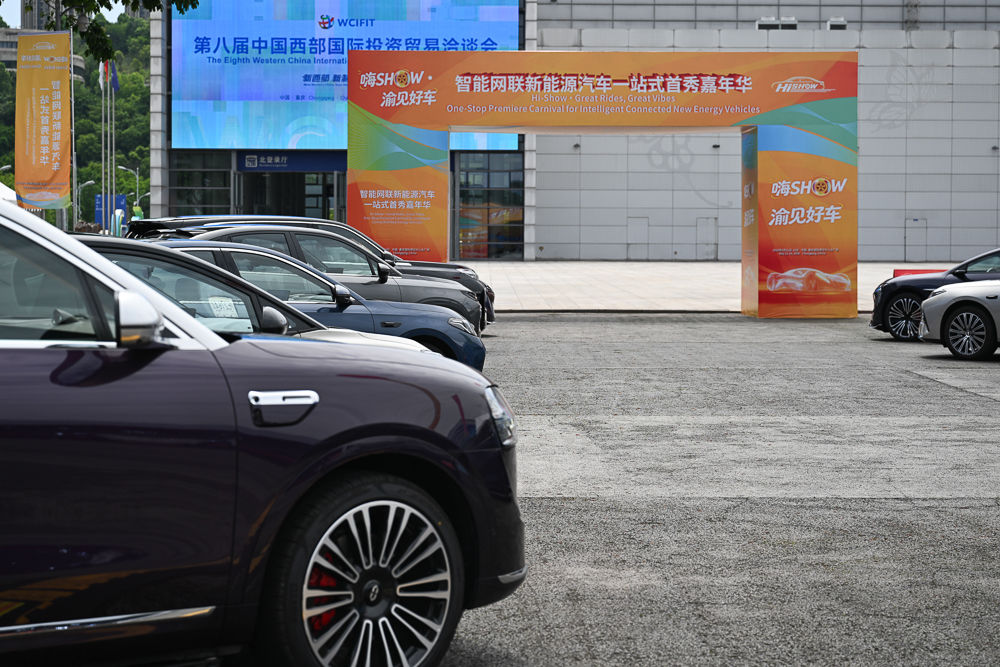 图为活动现场展示的新能源汽车。记者 何蓬磊 摄 图为活动现场展示的新能源汽车。记者 何蓬磊 摄