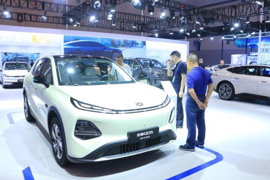 图为市民正在试驾长安汽车。陈媛 摄 图为市民正在试驾长安汽车。陈媛 摄