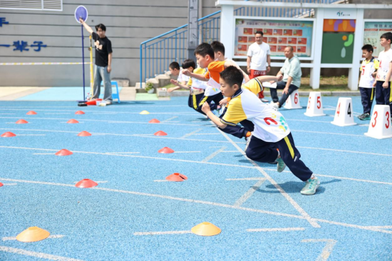 图为重庆市北碚区勉仁小学2026年春季田径运动会上,孩子们正在赛场竞技拼搏。 王燕 摄 图为重庆市北碚区勉仁小学2026年春季田径运动会上,孩子们正在赛场竞技拼搏。 王燕 摄