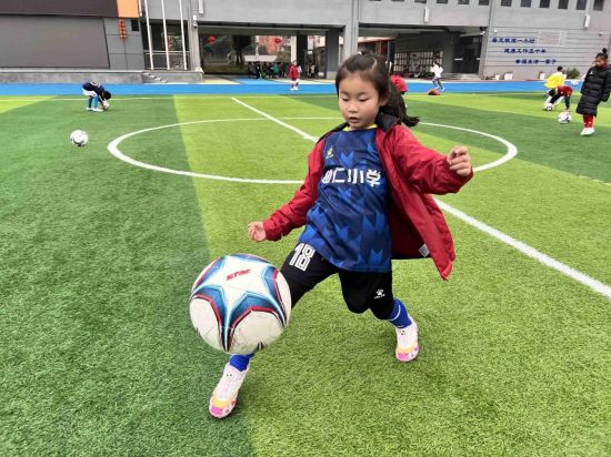图为“双减”政策背景下,重庆市北碚区勉仁小学足球社团孩子正在参加课外体育锻炼。晏滢滢 摄 图为“双减”政策背景下,重庆市北碚区勉仁小学足球社团孩子正在参加课外体育锻炼。晏滢滢 摄