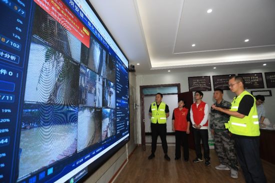 图为秀山县洪安镇基层治理指挥中心通过数字平台分析研判汛期形势。 胡程 摄 图为秀山县洪安镇基层治理指挥中心通过数字平台分析研判汛期形势。 胡程 摄