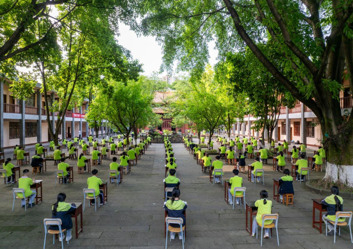 图为兰亭书法节书写现场。重庆市南川中学校供图 图为兰亭书法节书写现场。重庆市南川中学校供图