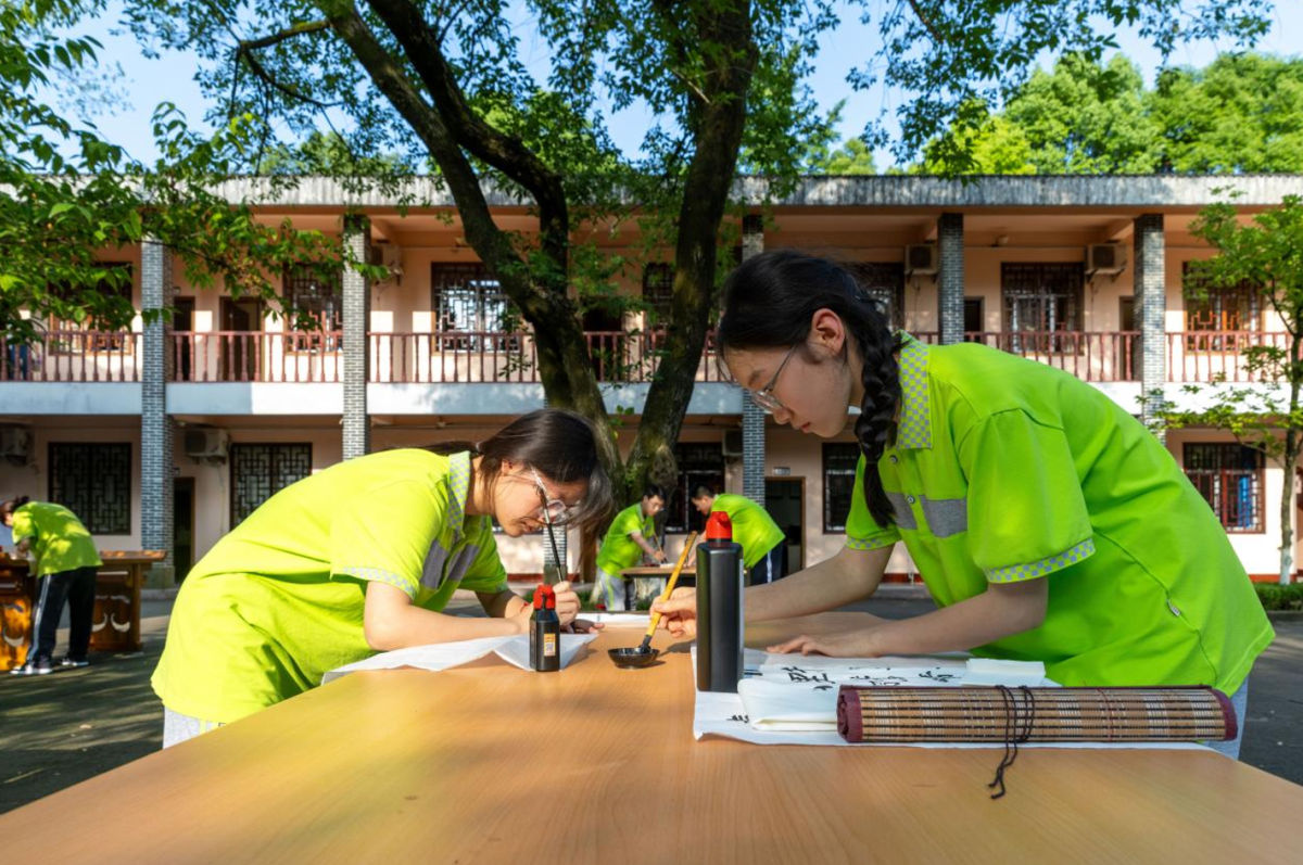 图为学生正在写软笔书法作品。重庆市南川中学校供图 图为学生正在写软笔书法作品。重庆市南川中学校供图