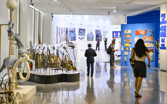图为“开放的六月”第四届重庆都市艺术节暨四川美术学院毕业作品展启幕。 齐岚森 摄 图为“开放的六月”第四届重庆都市艺术节暨四川美术学院毕业作品展启幕。 齐岚森 摄