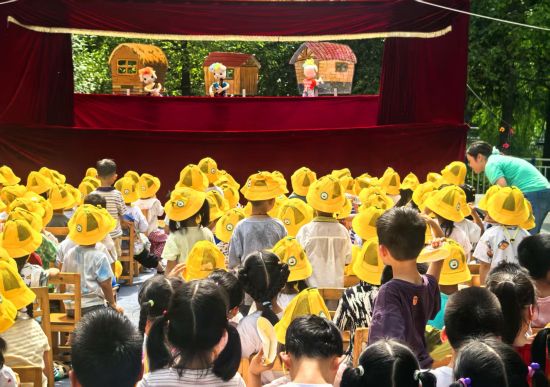 图为儿童观看木偶戏表演。 赵武强 摄 图为儿童观看木偶戏表演。 赵武强 摄