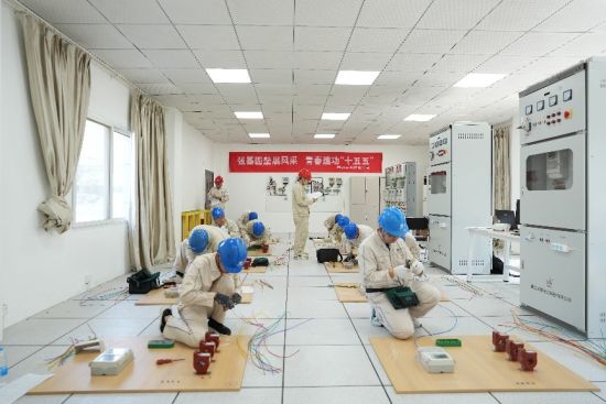 图为技能竞赛现场。国网重庆开州供电公司 供图 图为技能竞赛现场。国网重庆开州供电公司 供图