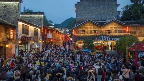 洪安镇老街文旅活动丰富多彩。胡程 摄 洪安镇老街文旅活动丰富多彩。胡程 摄