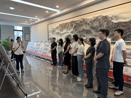 图为机关干部聆听邱少云英勇事迹。 铜梁区委宣传部供图 图为机关干部聆听邱少云英勇事迹。 铜梁区委宣传部供图
