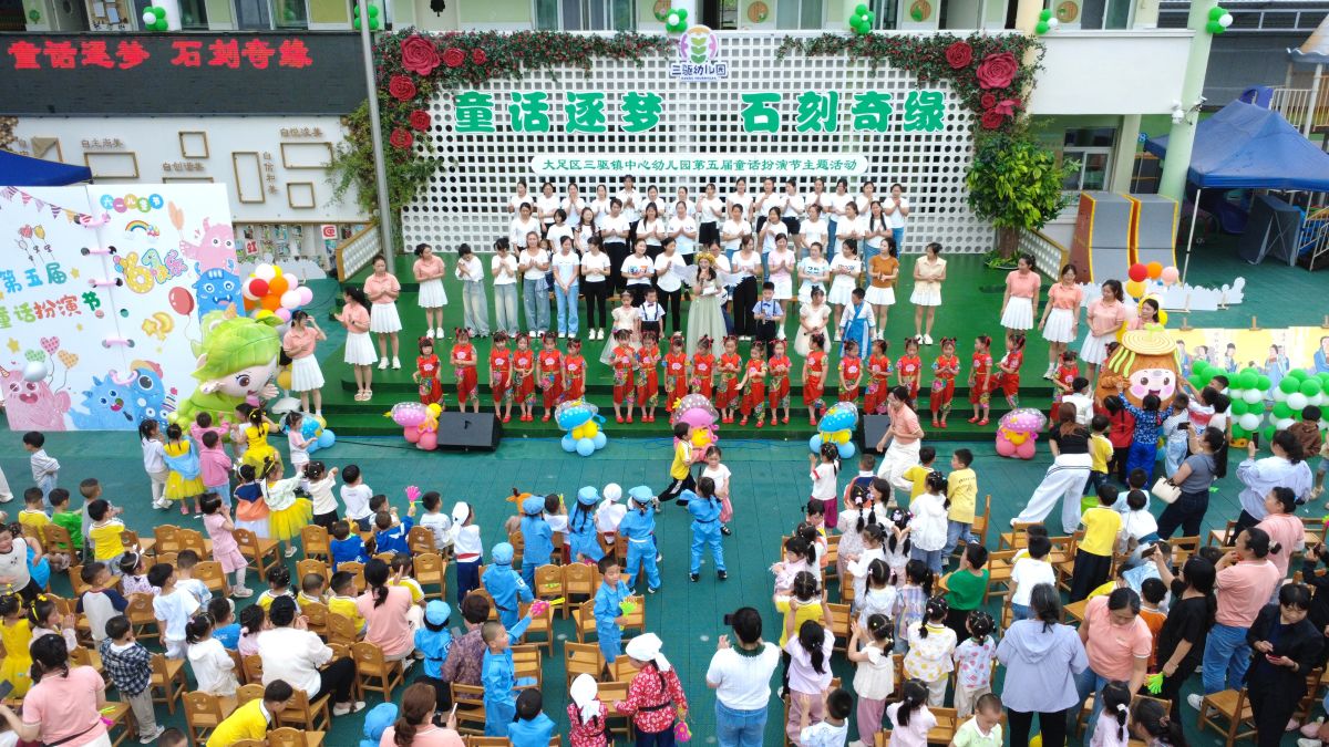 图为园歌《我爱三驱幼儿园》大合唱。肖江川 摄 图为园歌《我爱三驱幼儿园》大合唱。肖江川 摄
