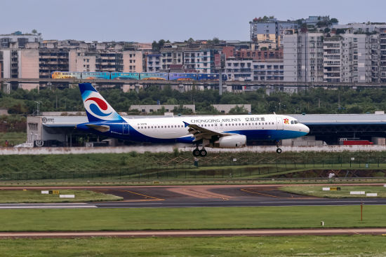 图为重庆航空飞机。重庆航空供图 图为重庆航空飞机。重庆航空供图