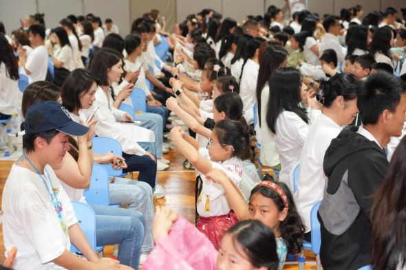 图为十岁成长礼现场,四年级学子们向父母行感恩礼,以传统礼仪感念养育之恩。 主办方 供图 图为十岁成长礼现场,四年级学子们向父母行感恩礼,以传统礼仪感念养育之恩。 主办方 供图