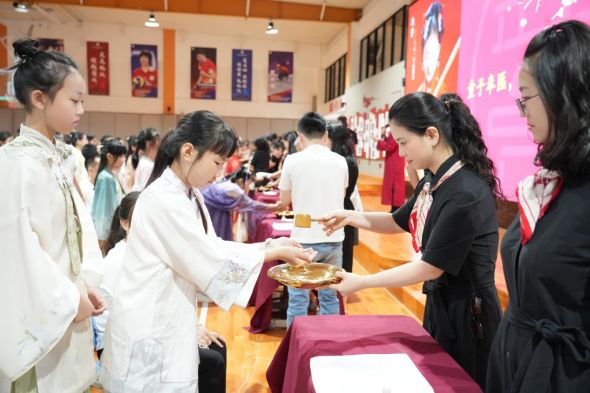 图为教师为学子行沃盥礼,净手净心。 主办方 供图 图为教师为学子行沃盥礼,净手净心。 主办方 供图