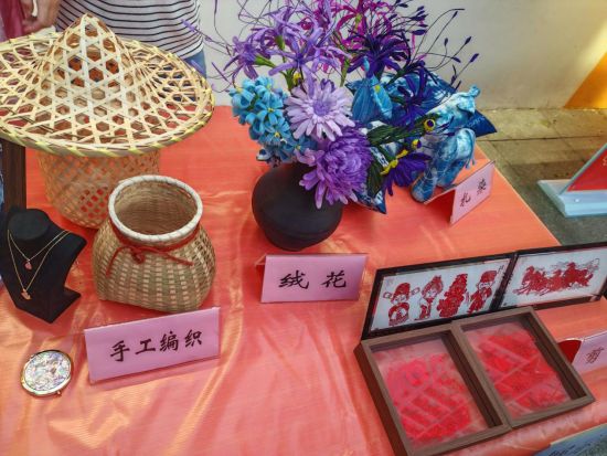 图为现场售卖的手工作品。民心佳园小学校供图 图为现场售卖的手工作品。民心佳园小学校供图
