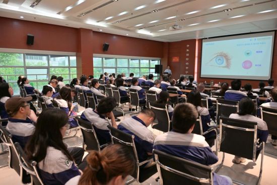 图为爱尔眼科重庆特区CEO陈茂盛作科普宣讲。 重庆爱尔眼科供图 图为爱尔眼科重庆特区CEO陈茂盛作科普宣讲。 重庆爱尔眼科供图